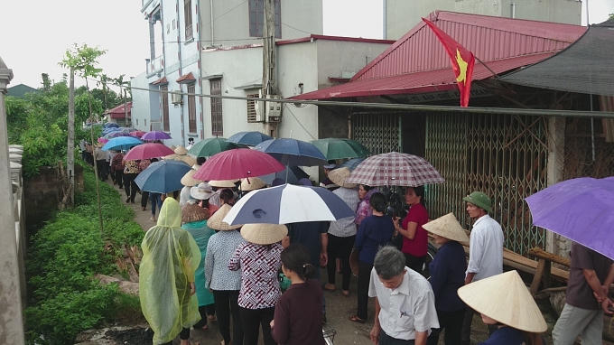 Con đường vào nhà Oanh, hôm nay chật kín người.