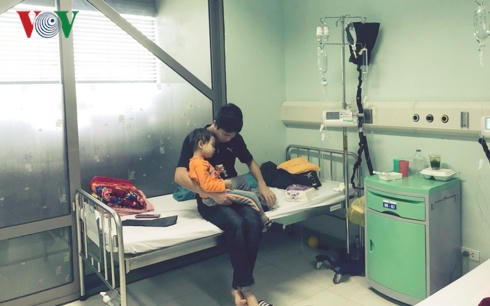 Anh Hoàng túc trực, chăm sóc cậu con trai suốt 2 tháng qua.