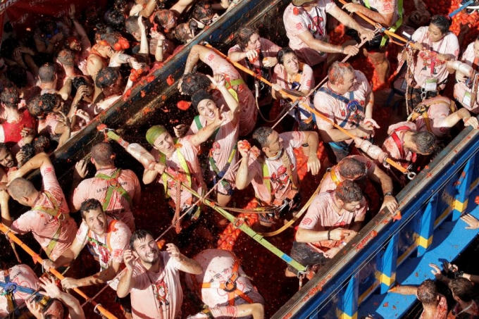 Một xe tải chở thêm cà chua đến lễ hội. (Ảnh: Reuters)