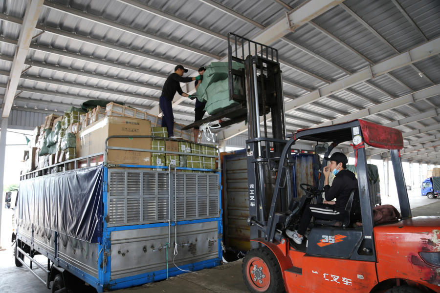 Bốc xếp hàng hóa tại bãi kiểm hóa Lối mở cầu phao tạm Km3+4 Hải Yên, Móng Cái.. Ảnh Báo Quảng Ninh