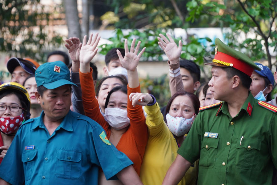 Người thân tiễn các thanh niên lên đường nhập ngũ.