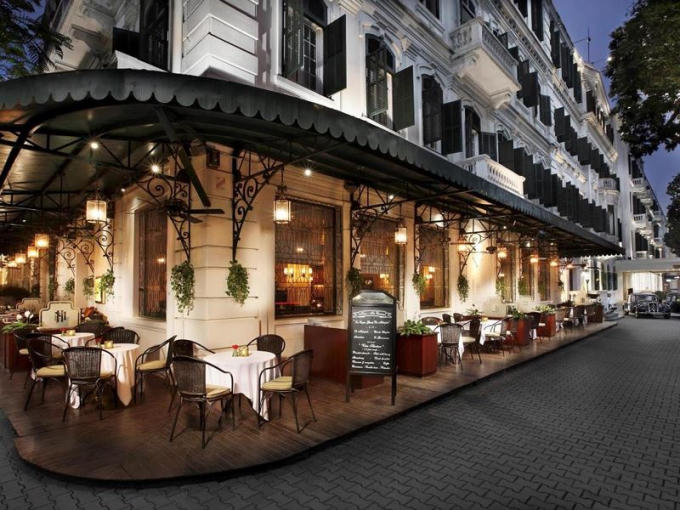 Khung cảnh bên ngoài Metropole.