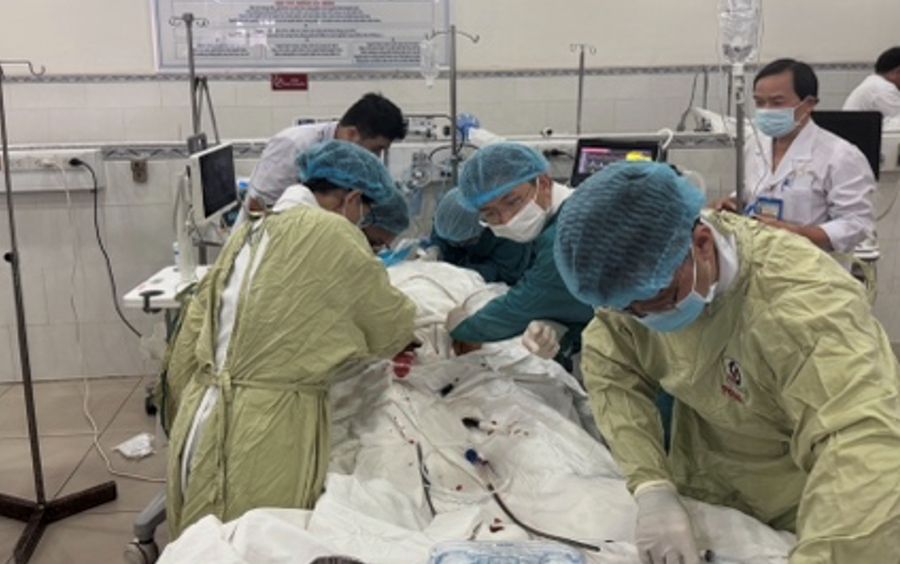 Ê kíp ECMO của BV Nhân Dân Gia Định phối hợp ê kíp cấp cứu của BV ĐK Sài Gòn tiến hành kỹ thuật E-PCR. (Ảnh: Sở Y tế TP HCM)