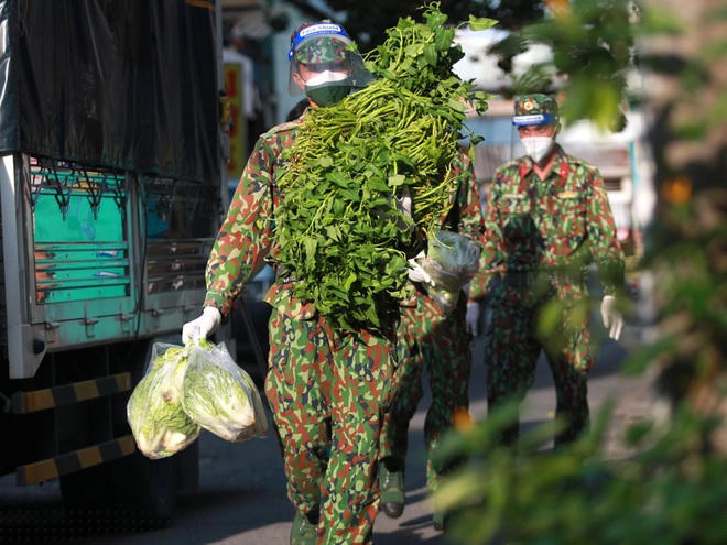 Bộ đội đi chợ hộ người dân ở TPHCM (Ảnh: Hải Long).