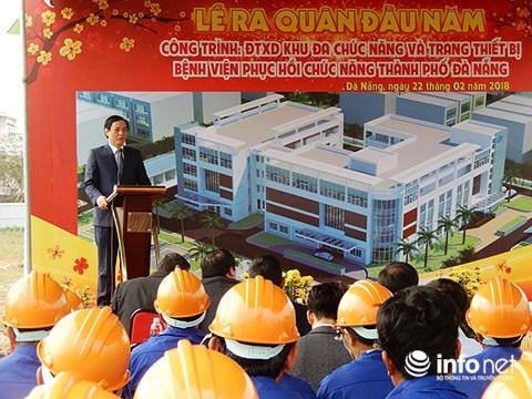 Phó Chủ tịch UBND TP Đà Nẵng Tr&acirc;̀n Văn Mi&ecirc;n phát bi&ecirc;̉u tại l&ecirc;̃ ra qu&acirc;n đ&acirc;̀u năm mới M&acirc;̣u Tu&acirc;́t 2018 ở dự án x&acirc;y dựng Khu đa chức năng và trang thi&ecirc;́t bị B&ecirc;̣nh vi&ecirc;̣n Phục h&ocirc;̀i chức năng Đà Nẵng