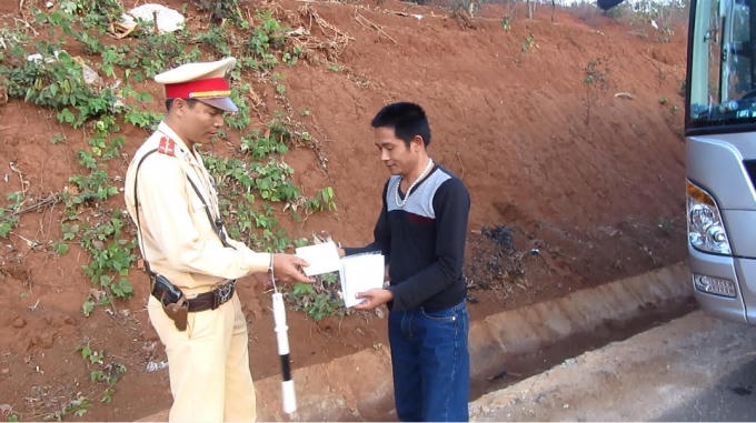 CSGT Kon Tum kiểm tra phương tiện tham gia giao thông qua địa bàn tỉnh.