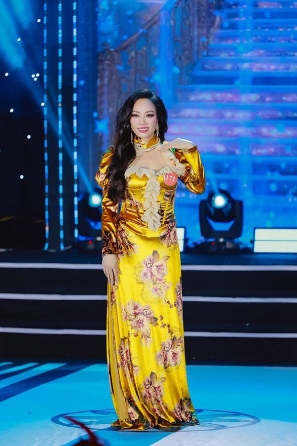 Duyên dáng thướt tha trong trang phục áo dài