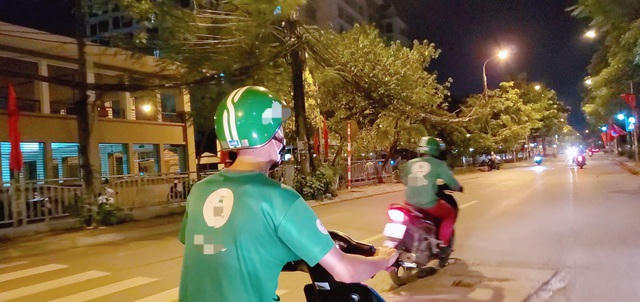 Hình ảnh xe ôm công nghệ xuất hiện nhiều trên đường phố Hà Nội về đêm 