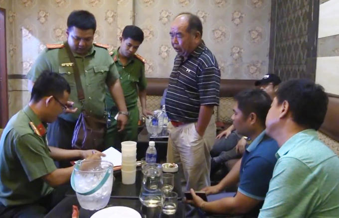 Công an kiểm tra, phát hiện nhiều khách nước ngoài không xuất trình được hộ chiếu, thị thựcẢNH: ĐỖ TRƯỜNG