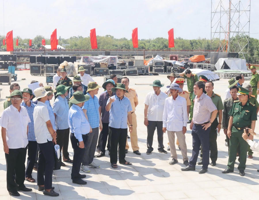 Ông Nguyễn Tiến Hải - Ủy viên BCH Trung ương Đảng, Bí thư Tỉnh ủy, Chủ tịch HĐND tỉnh Cà Mau (đưa tay) kiểm tra thực tế công tác chuẩn bị tổ chức các hoạt động Lễ kỷ niệm 70 năm sự kiện tập kết ra Bắc (tại thị trấn Sông Đốc, huyện Trần Văn Thời, tỉnh Cà Mau).