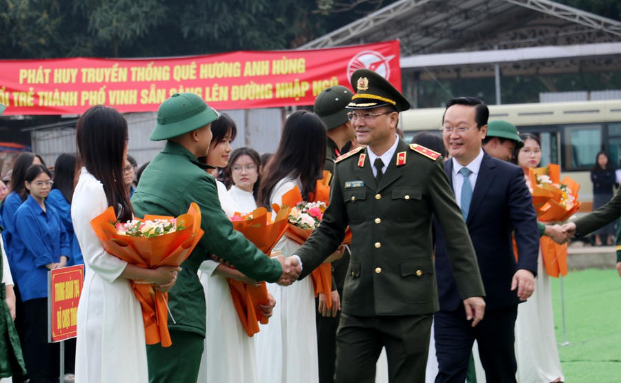 Trung tướng Phạm Thế Tùng - Thứ trưởng Bộ Công an và Bí thư Tỉnh ủy Nghệ An Nguyễn Đức Trung tặng hoa, động viên công dân thành phố Vinh lên đường nhập ngũ.