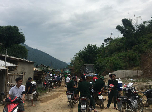 Việc lưu thông của người và phương tiện qua các điểm sạt lở vô cùng khó khăn