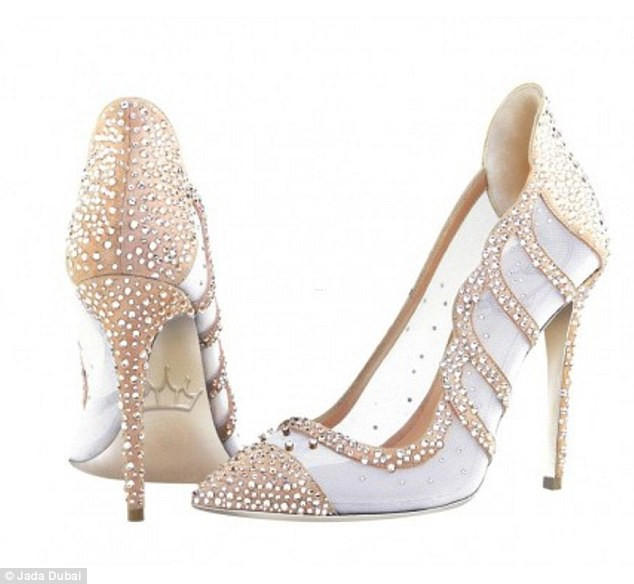 Đôi giày lấy cảm hứng từ công nương Anh Diana có giá tương đương 160 triệu đồng, được nạm vàng và bạch kim phần đế, trên giày có gắn 10 viên kim cương trắng và 2.000 viên đá nhân tạo.