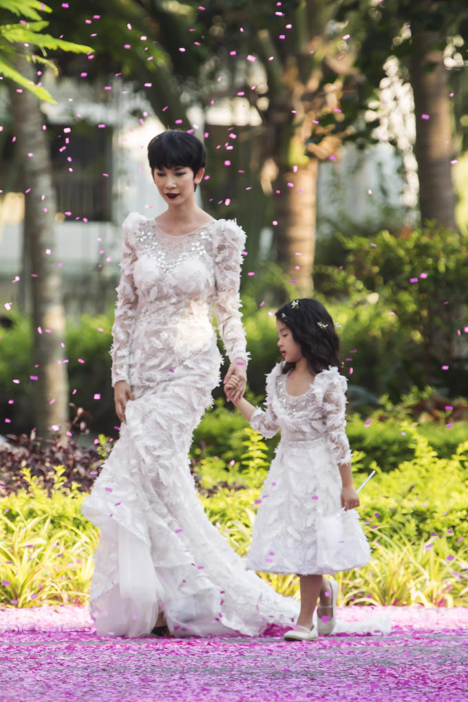 Xu&acirc;n Lan v&agrave; b&eacute; Thỏ diện đầm trắng l&agrave;m vedette cho Văn Th&agrave;nh C&ocirc;ng