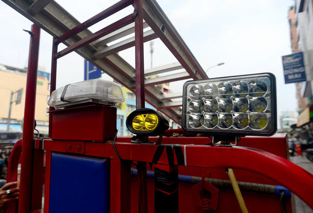 Xe ba gác cứu hỏa của ông Thành đầy đủ phụ kiện, từ đèn led chiếu sáng, thang.