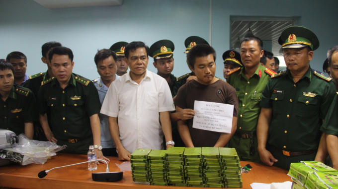 Đại tá Võ Trọng Hải (Người mang áo sơ mi trắng) Chỉ huy trưởng bộ đội Biên phòng Hà Tĩnh cũng có mặt để phá án.