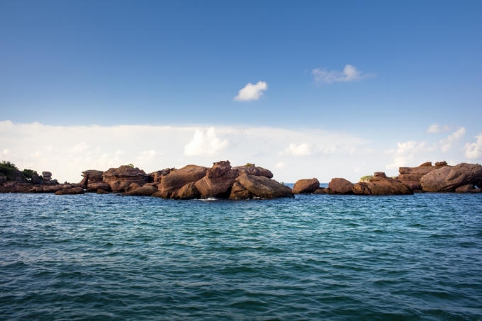 Nằm giữa Vịnh Thái Lan và biển Đông, Mũi Ông Đội  có địa hình độc đáo hai mặt giáp biển