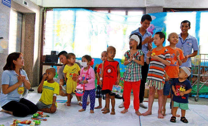 Bữa tiệc kết thúc bằng bài hát Cả nhà thương nhau (Ảnh: K.O).