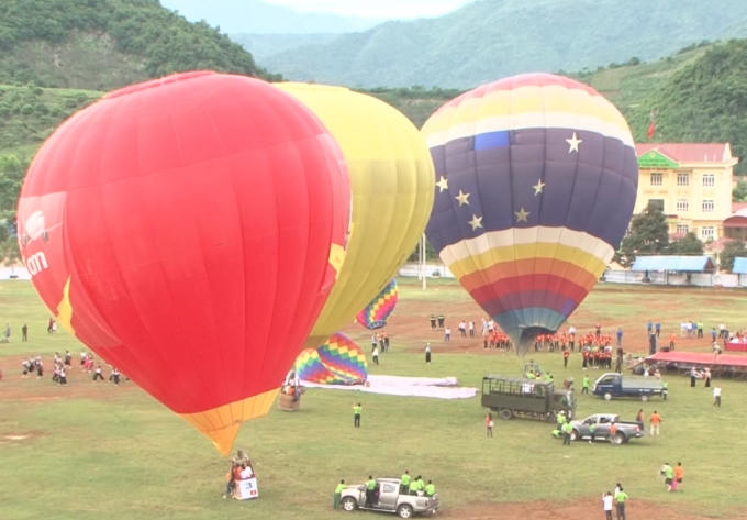 Hoạt động thu hút rất đông người dân và du khách.