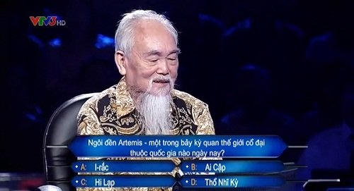 Cụ Thiêm nhanh chóng chinh phục 11 câu hỏi MC Lại Văn Sâm đưa ra nhưng quyết định dừng chân tại câu số 12 sau khi đã sử dụng hết các sự trợ giúp.