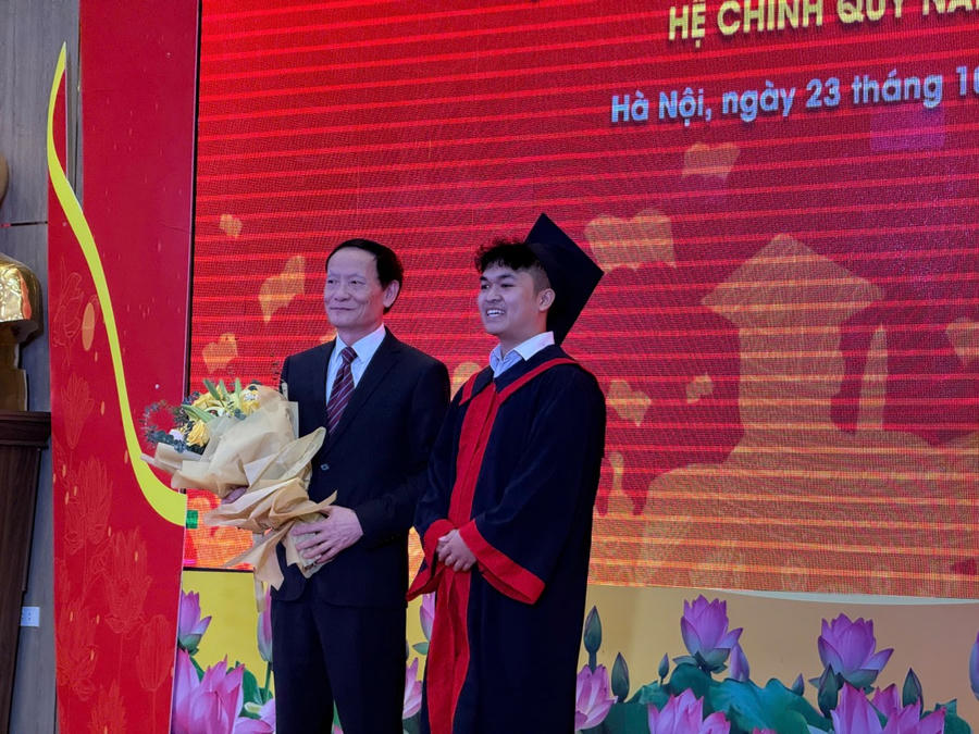 Tân cử nhân Nguyễn Văn Tùng Đại diện sinh viên tốt nghiệp trường ĐH Kinh doanh và Công nghệ Hà Nội.