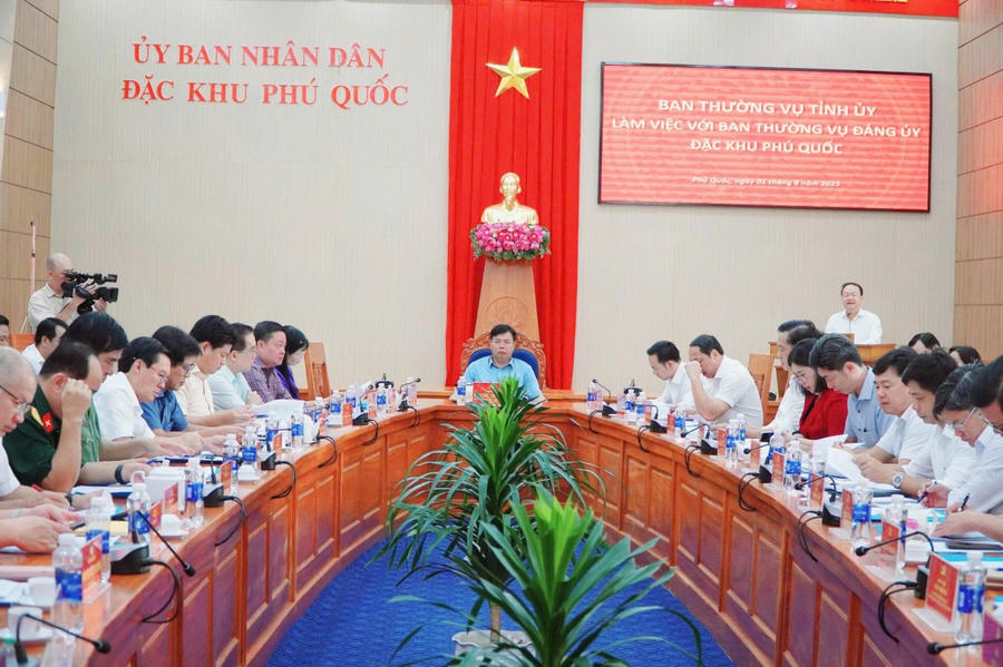 Ban Thường vụ Tỉnh ủy An Giang đã tổ chức buổi làm việc với UBND tỉnh và Ban Thường vụ Đảng ủy đặc khu Phú Quốc.
