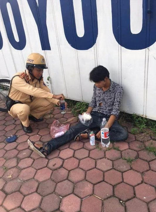 Anh Hoan được CSGT giúp đỡ.