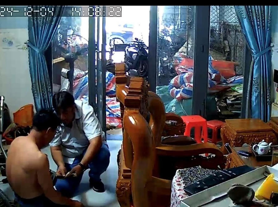 Đối tượng Mirzazadeh Sajjad vào nhà dân giả vờ hỏi mệnh giá tiền Việt Nam (Ảnh: Trích xuất camera).