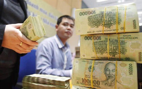 Tổ chức tín dụng phải báo cáo Ngân hàng Nhà nước cụ thể các khoản cho vay có tài sản đảm bảo của doanh nghiệp có người liên quan thuộc nhóm đối tượng quy định.