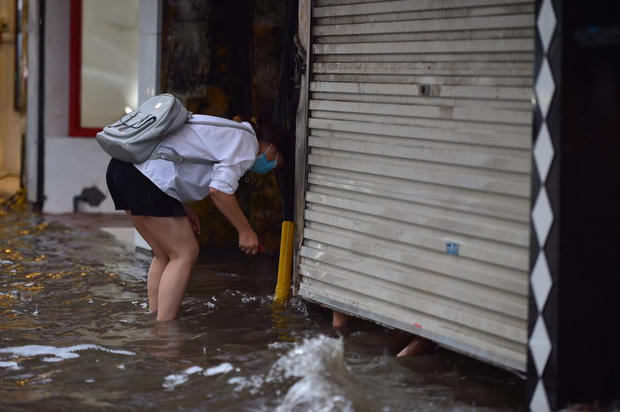 Cửa cuốn tại 1 cửa hàng phố Phạm Ngọc Thạch bị sóng nước từ ô tô đánh vào làm lệch bản.