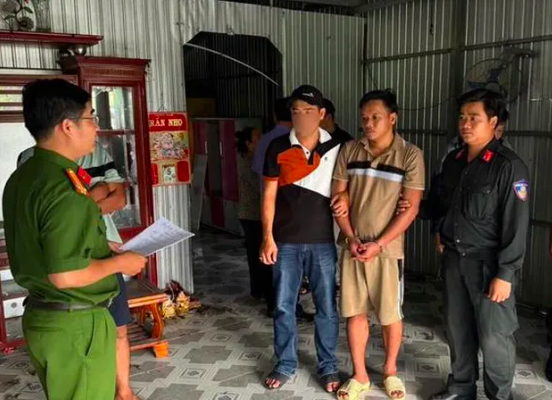 Lực lượng chức năng thi hành lệnh giữ người trong trường hợp khẩn cấp đối với nghi phạm Huỳnh Trung Quân để điều tra về hành vi giết người cướp tài sản.