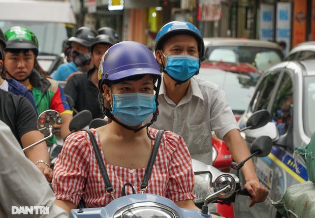 Theo các chuyên gia, việc gia tăng dân số không tỷ lệ thuận với việc phát triển hạ tầng, giao thông, trường học, công viên... dẫn đến việc quá tải. Tình trạng ùn tắc ngày càng nghiêm trọng, chất lượng sống vì thế cũng giảm sút.