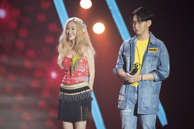 H&agrave; Thu đ&atilde; thổi b&ugrave;ng s&acirc;n khấu bởi giai điệu rộn r&agrave;ng của b&agrave;i h&aacute;t c&ugrave;ng sự hết m&igrave;nh khi tr&igrave;nh diễn.