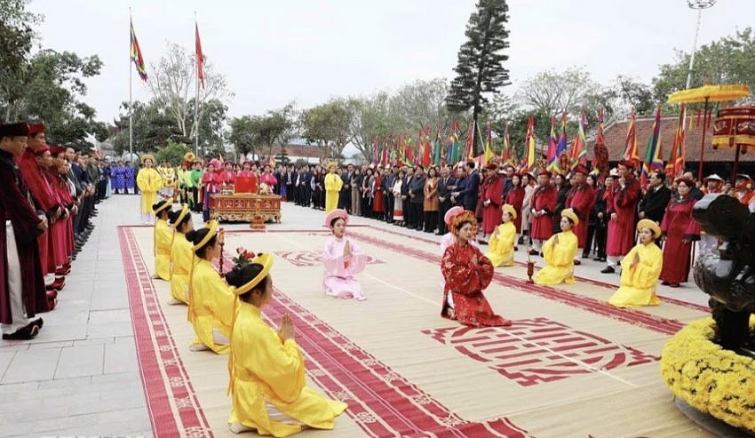 Các nữ quan thực hiện lễ tế theo nghi thức truyền thống.