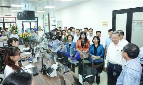 Tổng Bí thư Tô Lâm thăm Trung tâm phục vụ hành chính công phường Đống Đa, Hà Nội. 