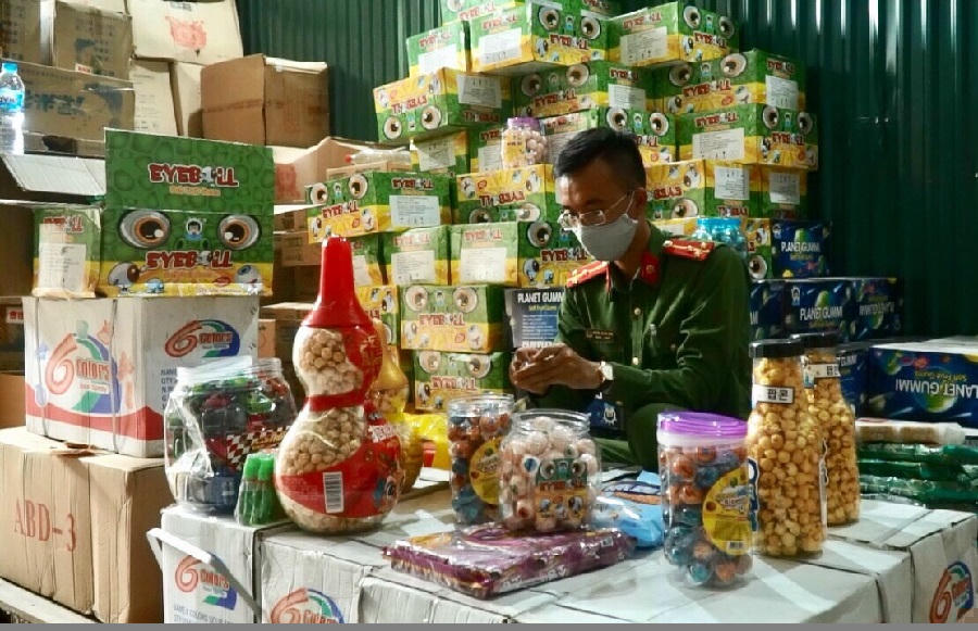 Thu giữ nhiều bánh kẹo có hình thức, mẫu mã đẹp, hấp hấn trẻ em nhưng không rõ nguồn gốc xuất xứ