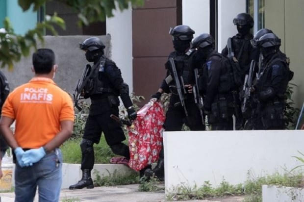 Cảnh sát Indonesia khám nhà các nghi phạm vừa bị bắt giữ.