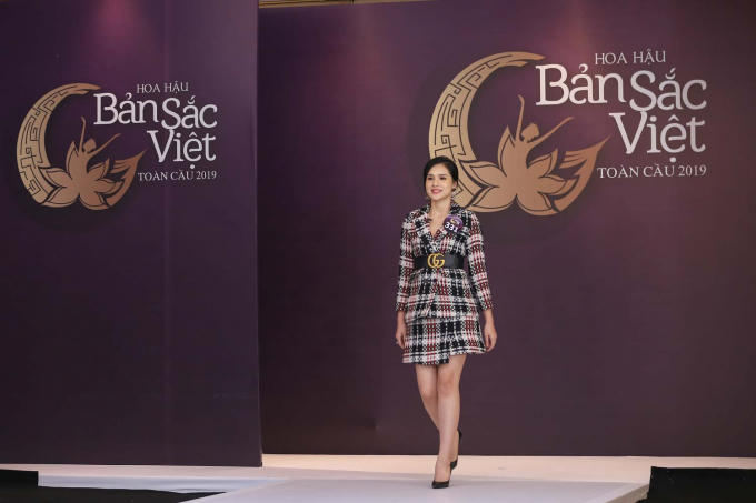 Huyền Trang cho hay, bạn trai không ủng hộ cô đến với HHBSVTC 2019 lần này, vì đã tham gia nhiều cuộc thi trước đây. Nhưng cô vẫn quyết tâm theo đuổi đam mê của mình đến cùng, vì hoa hậu Phạm Hương cũng từng trải qua nhiều thất bại mới chạm tay được đến vinh quang như hôm nay.