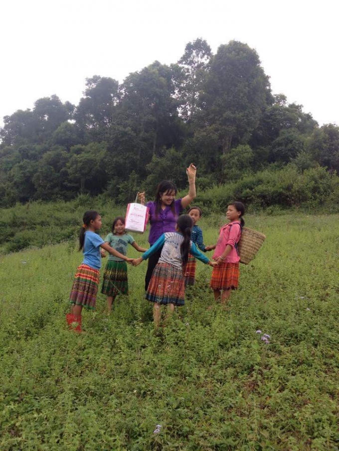 Vượt qua những chặng đường gian nan vất vả đó để tới trường tới lớp nhưng tình cảm cô trò nơi đây luôn quây quần yêu thương nhau .