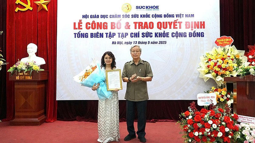Nhà báo Chu Loan nhận quyết định bổ nhiệm chức vụ Tổng biên tập Tạp chí Sức khoẻ Cộng đồng.