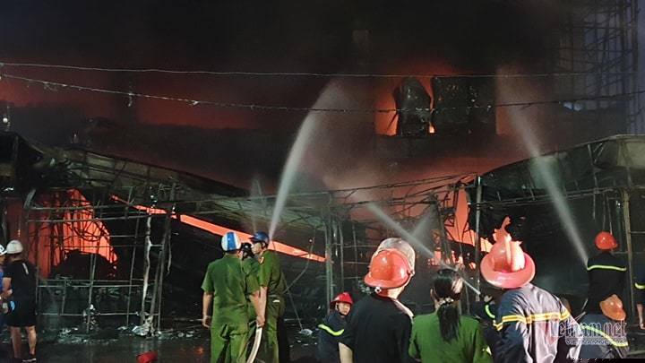 Lính cứu hỏa tập trung phun nước vào phía sát cạnh ngân hàng BIDV Hải Phòng 