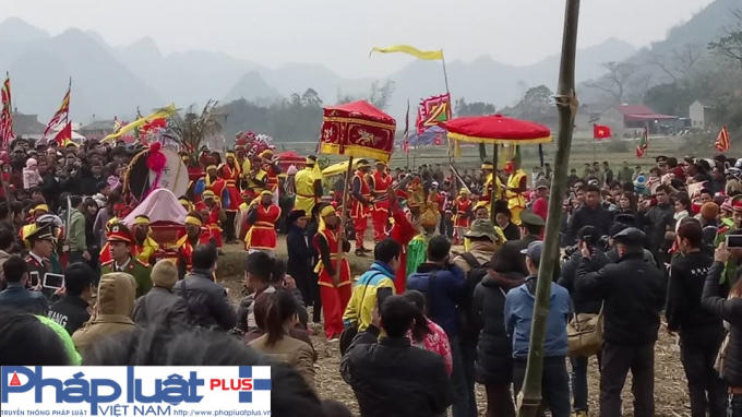 Lễ rước "tàng thing - mặt nguyệt" tức là sinh thực khí nam nữ để cung tiến đức Vua. Ảnh HN.