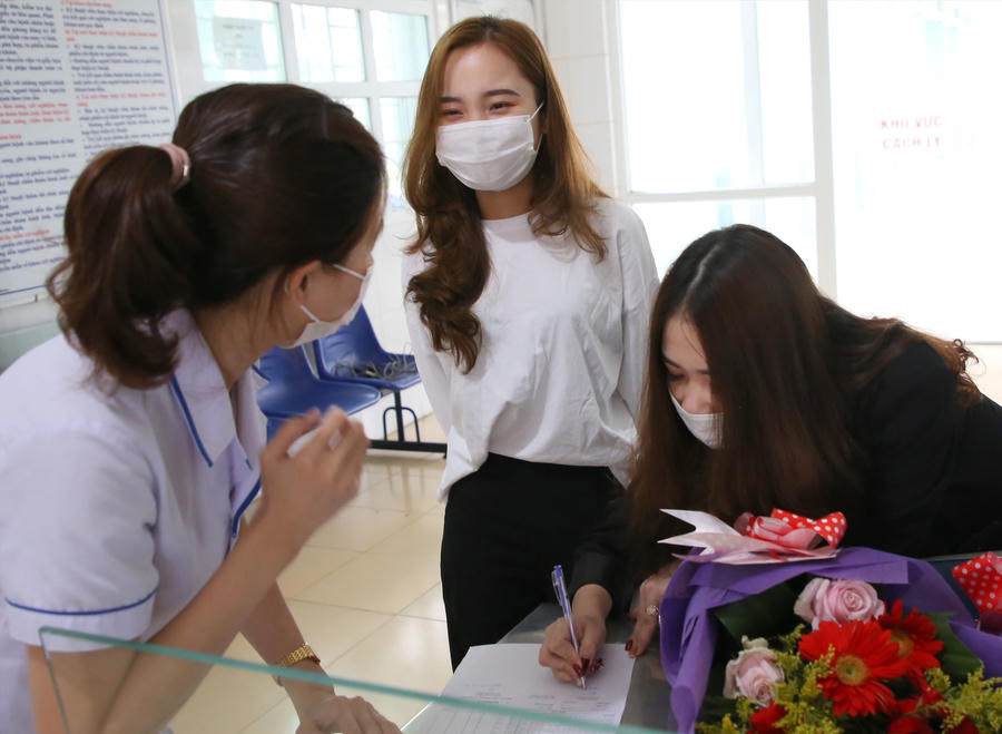 M và D làm thủ tục xuất viện. Ảnh: Hưng Thơ.
