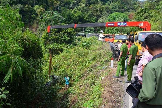 Xe máy của nạn nhân bị ném xuống vực sâu đèo Bảo Lộc.