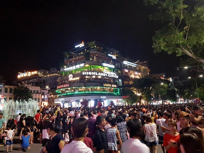 Phố c&ocirc;̉ đ&ocirc;ng nghẹt trong bu&ocirc;̉i t&ocirc;́i ngày lễ Quốc kh&aacute;nh 2/9