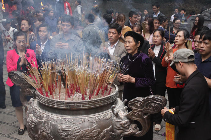 Rất đông người dân về dâng hương lên các Vua Hùng xin lộc đầu năm.