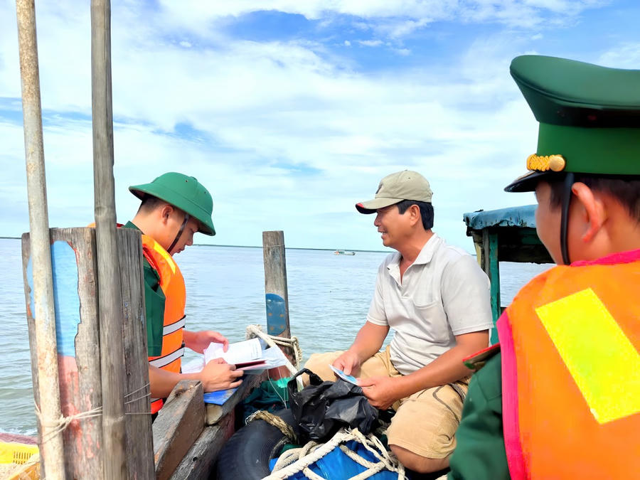 Lực lượng Đồn BP Gành Hào kiểm tra giấy tờ, nhật ký khai thác tàu cá… để chủ động phát hiện, ngăn chặn, xử lý các hành vi vi phạm về khai thác thủy sản.