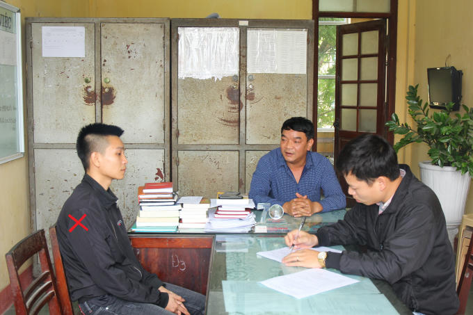 Cơ quan Công an lấy lời khai đối tượng Hưng (Dấu X). (Ảnh: Công an Hà Nam).
