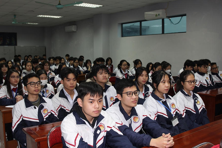 Các em học sinh có mặt trong buổi lễ.