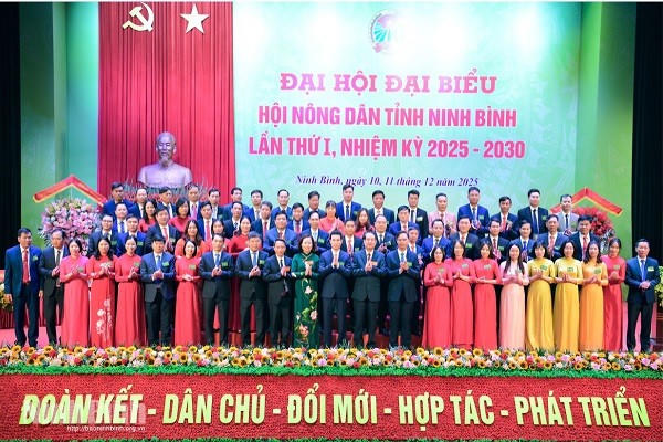 Các đại biểu chụp ảnh lưu niệm cùng Ban Chấp hành Hội Nông dân tỉnh Ninh Bình khóa I, nhiệm kỳ 2025-2030.